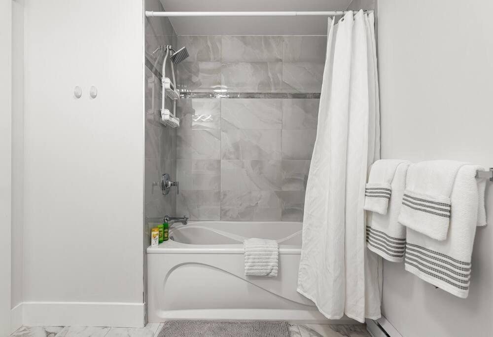 Beautiful 1 Bedroom Apartment - Private Entrance มองก์ตัน ภายนอก รูปภาพ