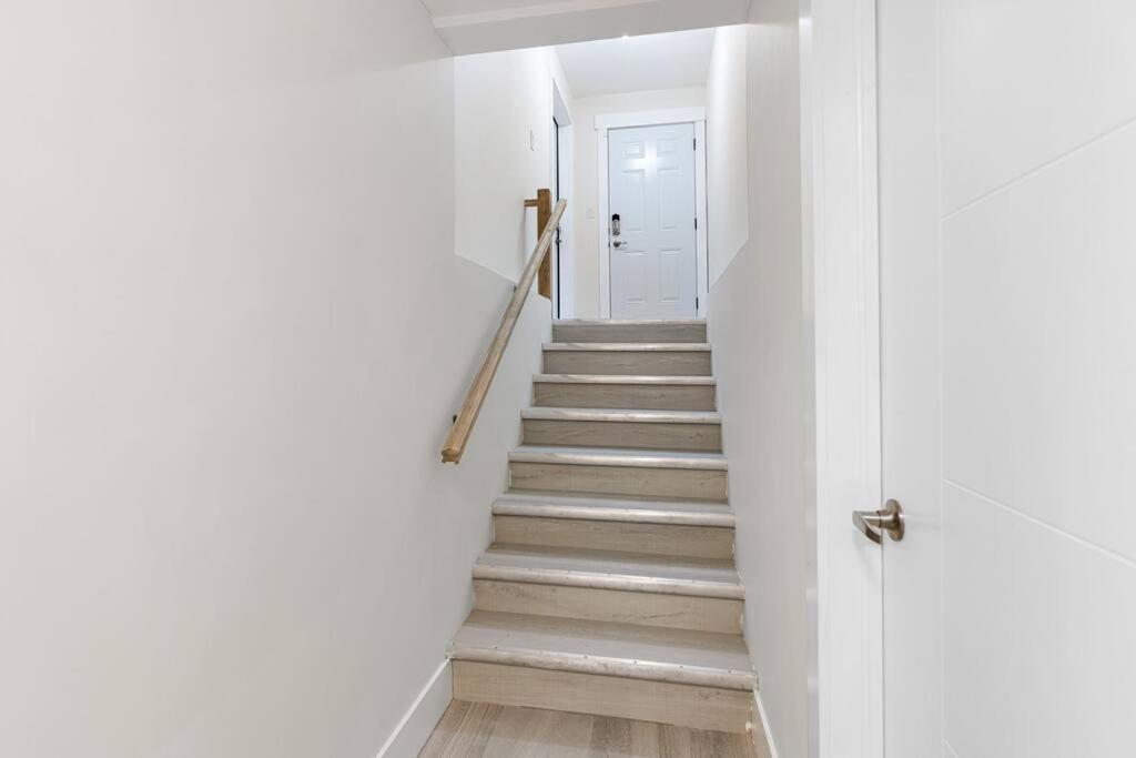 Beautiful 1 Bedroom Apartment - Private Entrance มองก์ตัน ภายนอก รูปภาพ